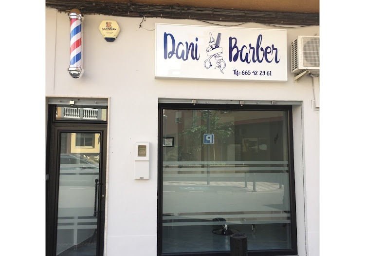 Fachada de Dani Barber, barbería en Atarfe con rótulo visible y poste clásico de barbería