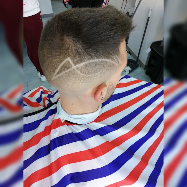 Corte degradado con diseño artístico en la parte trasera de la cabeza realizado en barbería en Atarfe